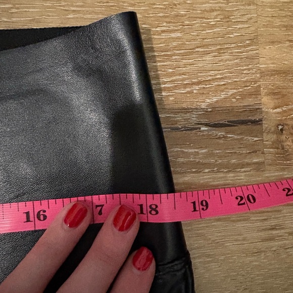 Hue Flatting Fit Tummy Control Faux Leather Shiny Cropped Flares NWT in Black - Picture 4 of 10